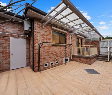 Front 2 Bedroom Villa with Lock up Garage - Photo 2