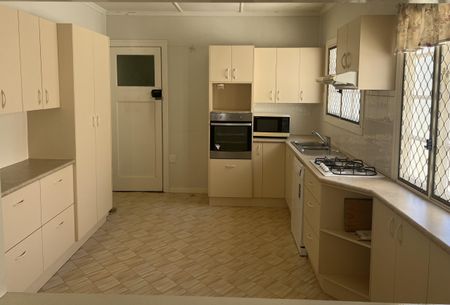 CUTE, COMFORTABLE & CONVENIENTLY LOCATED&mldr; - Photo 4