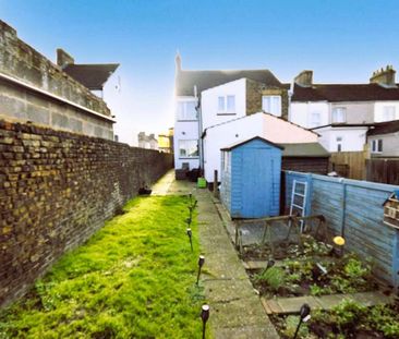 3 bedroom end of terrace house to rent - Photo 2