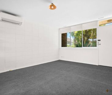 BRAND NEW KITCHEN - FRESHLY PAINTED THROUGHOUT - BRAND NEW CARPETS - Photo 5