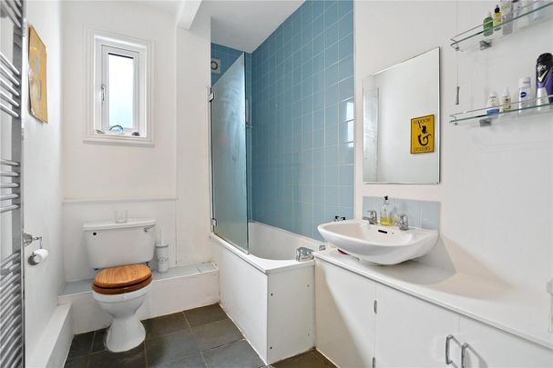 2 bedroom flat in London - Photo 1