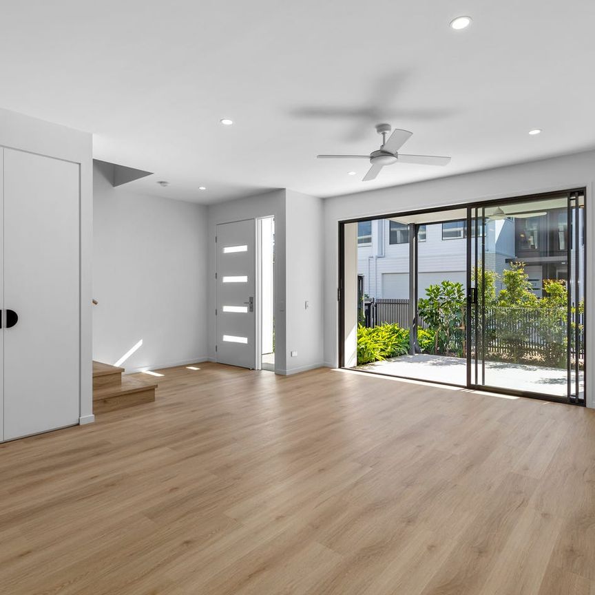 Stylish Townhouse with Parking, Boardwalk Proximity, and M1 Convenience in Delta Hope Island - Photo 1