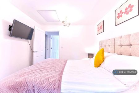 4 bedroom semi-detached house to rent - Photo 5