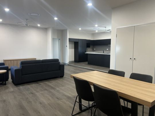 Modern & Furnished Inner City Apartment - Photo 1