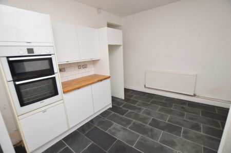 2 Bedroom Terraced House - Photo 2