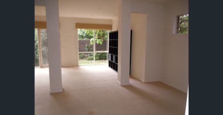 Modern Three Bedroom Townhouse in Prime Location - Photo 2