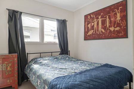 Family Home in Prime Location! - Photo 4