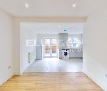 4 bedroom end of terrace house to rent - Photo 1