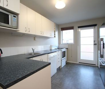 Convenient 2-Bedroom Flat - Photo 1