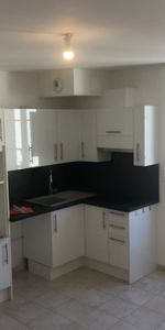 Un appartement au 1ère étage: - une salle d'eau, un WC, une cuisine, un séjour, deux chambres. - Photo 3