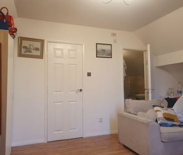 Studio Flat, Stockwood Crescent, LU1 - Photo 2