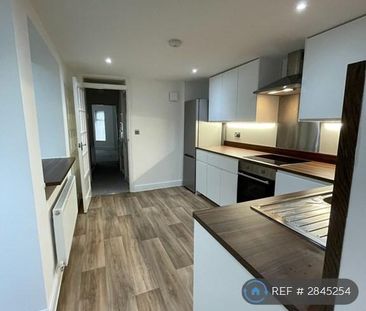 4 bedroom semi-detached house to rent - Photo 6