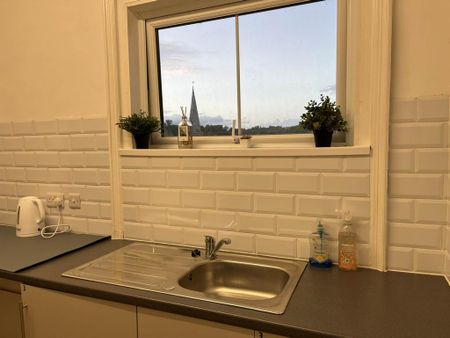 1 bedroom in a house share to rent - Photo 2