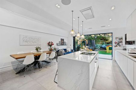 A well-finished five bedroom house located close to Putney High Street and the River Thames. - Photo 4