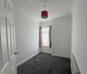 3 bedroom end of terrace house to rent - Photo 2