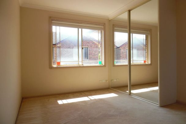 Modern Split Level Townhouse In Kogarah - Photo 1