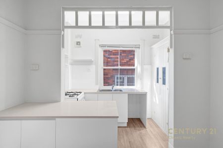 Spacious Art Deco Apartment with Modern Comfort in Prime Location - Photo 3