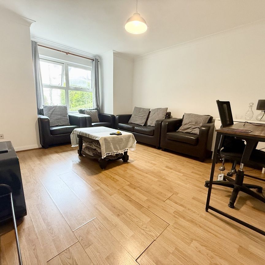 2 Bed Flat, Bedford Hill, SW12 - Photo 1