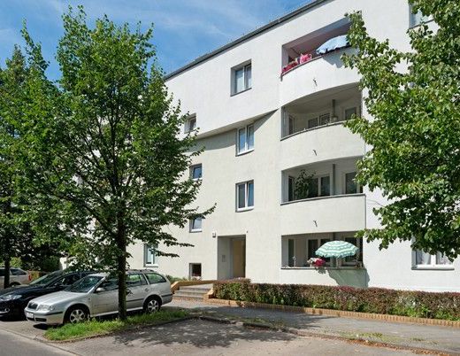 Top gepflegt 2 Zimmer mit Balkon, Einbauküche, Wannenbad ab Ende 02/25 ! - Photo 1