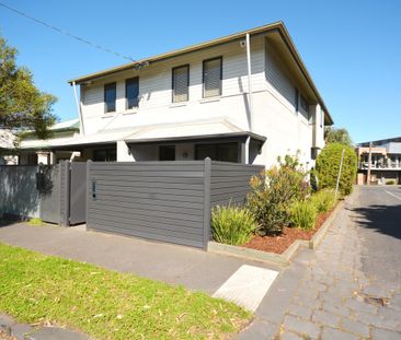 Fresh & Bright Three-Bedroom Townhouse in Prime Ripponlea Location! - Photo 5