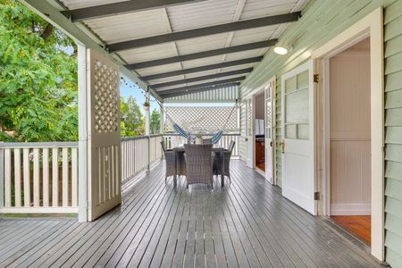 Renovated Queenslander in Great Location - Photo 5