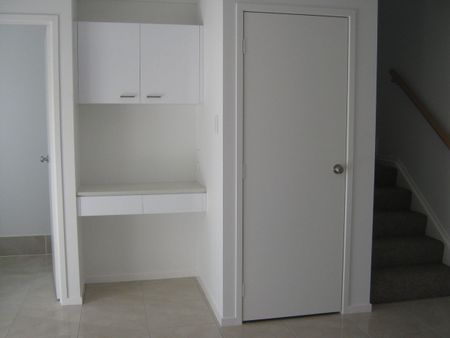 PET FRIENDLY! MODERN 3 BEDROOM TOWNHOUSE NEAR NORTH LAKES! - Photo 2