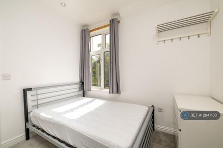 3 bedroom flat to rent - Photo 5