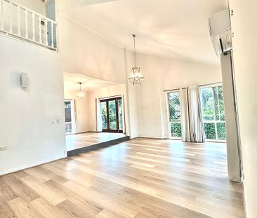 Spacious 6 Bedroom Family Home in Sought-After Robina Location - Photo 1