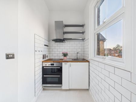 19 Cherry Orchard, Staines-Upon-Thames, Middlesex,TW18 - Photo 5