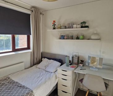 4 bedroom end of terrace house to rent - Photo 3