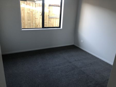 A very stylish, three bedroom, two bathroom home in the exclusive Lockerbie subdivision. - Photo 2