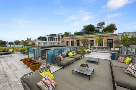 A beautifully furnished sub-penthouse apartment with a large roof terrace in a world class development. - Photo 2