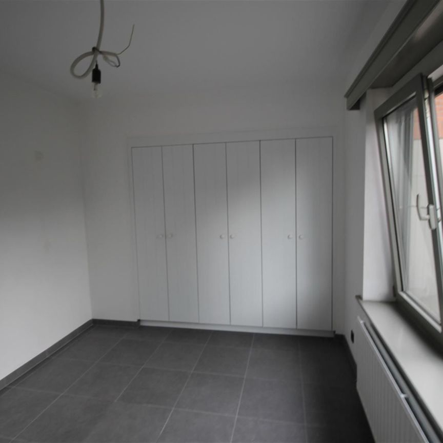 Vrijstaande gerenoveerde woning met 3 slaapkamers, tuin, terras en garage. - Photo 1