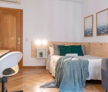 Room in a shared 6-bedroom apartment for rent in Palacio perfect for professionals - Photo 5