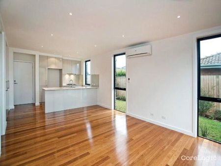 Modern & Spacious 2 Bedroom Townhouse in Prime Location - Photo 2