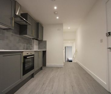 2 Bed Flat, Parkgate Road, SW11 - Photo 6