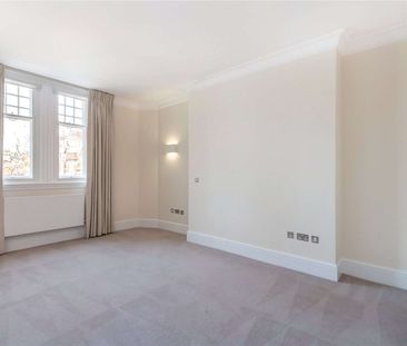 A beautiful third floor apartment (with lift) in a period building ... - Photo 3