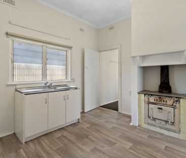 Retro Charm with Space to Make It Your Own - Photo 3