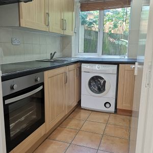 Two Bedroom Two Bathroom Two Bathroom Flat Neasden NW10 - Photo 3