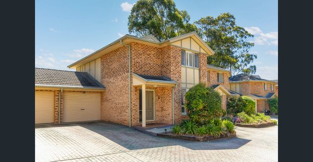 Stylish & Renovated Townhouse in the Heart of Kingswood! - Photo 1