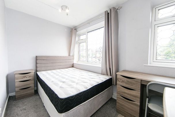 Estcourt Terrace, Headingley, Leeds - Photo 1