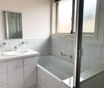 Charming 2 Bedroom Unit - Photo 4