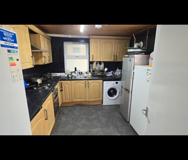 Room in a Shared House, Studley Road, E7 - Photo 4