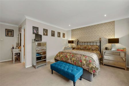 A fantastic 4 bedroom family home located in a sought after location, minutes from Cobham village. - Photo 2