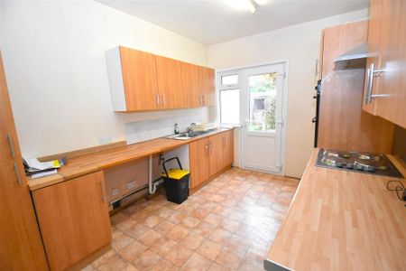 3 bedroom semi-detached bungalow to rent - Photo 5