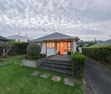 Classic Cottage - 2 Bedroom + Study - Photo 5