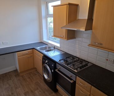 Flat 2, 7 Abbey Drive West - Photo 3
