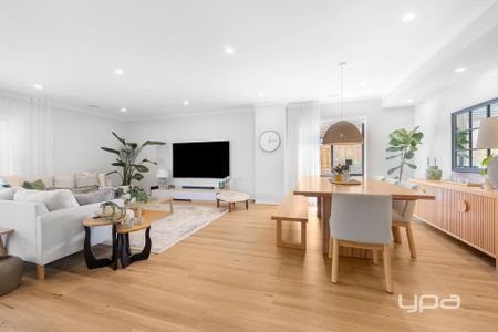 STUNNING FAMILY RESIDENCE OF GRAND PROPORTIONS - Photo 3