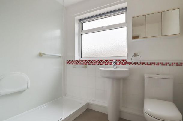 2 bedroom detached bungalow to rent - Photo 1