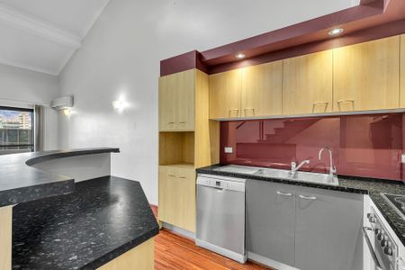 Light-Filled Inner-City Living on Boundary Street - Photo 5